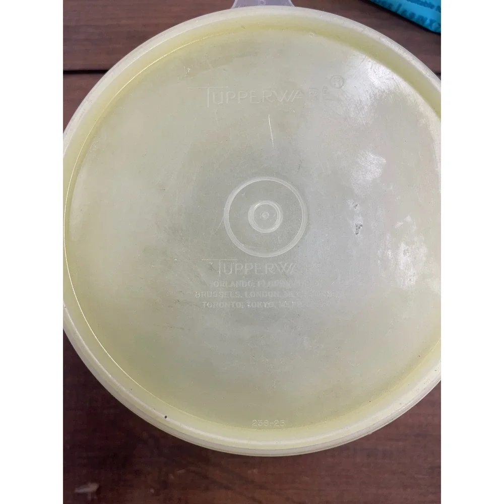 Tupperware Yellow Canister Round Storage Container With‎ Lid 263-19